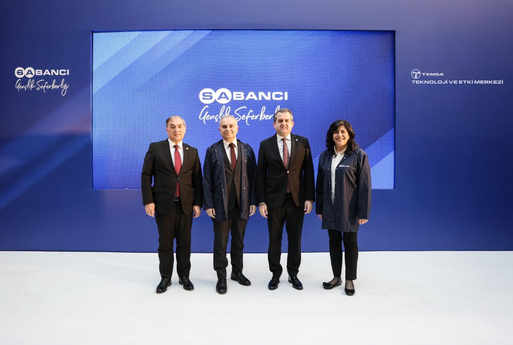 “Bütün ümidim gençliktedir” diyen Ulu Önder Mustafa Kemal Atatürk’ün izinde, Türkiye çapında yeni bir sosyal girişim modelinin temellerini atan Sabancı Topluluğu, Sabancı Gençlik Seferberliği kapsamındaki 9 ve 10’uncu, 2025 yılındaki ilk iki Teknoloji ve Etki Merkezi’ni ise Adana’da açtı. 
Adana Çukurova Teknokent’te hizmete giren TEMSA Teknoloji ve Etki Merkezleri’nin açılışı, Çukurova Üniversitesi Rektörü Prof. Dr. Hamit Emrah Beriş, Alparslan Türkeş Üniversitesi Rektörü Prof. Dr. Adnan Sözen, Sabancı Holding Mobilite Çözümleri Grup Başkanı Cevdet Alemdar ve TEMSA CEO’su Evren Güzel’in yanı sıra çok sayıda akademisyen ve öğrencinin katıldığı törenle gerçekleştirildi.
“TEMSA TEKNOLOJİ VE ETKİ MERKEZLERİ, BİR KÜLTÜRÜN VE VİZYONUN İNŞASINA KATKI SAĞLAYACAK”
Törende konuşan Çukurova Üniversitesi Rektörü Prof. Dr. Hamit Emrah Beriş, “Çukurova Üniversitesi olarak, geleceğimizi şekillendirecek olan gençlerimize rehberlik etme, onlara ilham verme ve potansiyellerini en üst düzeye çıkarmaları için fırsatlar sunma sorumluluğunu en büyük görevimiz olarak kabul ediyoruz. Beyin göçünü beyin gücüne dönüştürme hedefiyle kurulan TEMSA Teknoloji ve Etki Merkezleri; fiziksel alan olmanın ötesinde, bir kültürün ve vizyonun inşasına da katkı sağlayacak. Bu merkezlerde akademisyenler, öğrenciler ve sektör profesyonelleri birbirleriyle etkileşim halinde çalışarak, yenilikçi çözümler geliştirecek, toplumun karşılaştığı sorunlara karşı etkili ve sürdürülebilir çözümler arayacaklar. Aynı zamanda, gençlerimizin kendi fikirlerini hayata geçirebilecekleri bir ekosistem oluşturulacak ve girişimcilik ruhu teşvik edilecek” ifadelerini kullandı.
“ADANA’NIN KÜRESEL REKABET GÜCÜNÜ ARTIRMAYA YÖNELİK ÖNEMLİ BİR ADIM”
Alparslan Türkeş Üniversitesi Rektörü Prof. Dr. Adnan Sözen ise şunları söyledi: “Teknoparklar; inovasyonun, araştırma ve geliştirmenin kalbinin attığı, geleceği şekillendiren projelerin yeşerdiği merkezlerdir. Bu bağlamda TEMSA Teknoloji ve Etki Merkezleri, sadece elektrikli araç teknolojileri ve sürdürülebilir ulaşım çözümleri açısından değil, aynı zamanda Adana’nın küresel rekabet gücünü artırmaya yönelik atılmış önemli birer adımdır. Bu merkezler, geleceğin taşımacılık çözümleri ve enerji verimliliği konusundaki çalışmalara öncü olmanın yanı sıra, sanayi ve teknoloji dünyasında yeni fırsatlar, yenilikçi projeler ve sürdürülebilir çözümler için de yeni bir dönemin başlangıcını işaret etmektedir. Bu teknoloji ve etki merkezleri, yerli ve milli üretim kapasitesini artırmanın, global pazarda güçlü bir rekabet avantajı elde etmenin temel taşlarından olacaktır.”
“SABANCI’NIN TÜM TEKNOLOJİSİNİ GENÇLERİMİZE VE AKADEMİSYENLERİMİZE AÇIYORUZ”
Törende konuşan Sabancı Holding Mobilite Çözümleri Grup Başkanı Cevdet Alemdar, gençlere güvenmenin, gençlerin arkasında durmanın Sabancı’nın en büyük değerlerinden biri olduğunun altını çizerken, “Ülke olarak ortaya koyacağımız başarılar, aslında yarattığımız değerle doğru orantılı ve bu değeri gençler olmadan yaratmamız mümkün değil. Gençlerimizin müthiş bir potansiyeli var. Biz de bu potansiyeli ortaya çıkarmak için, 100 yıllık Sabancı sorumluluğuyla, Sabancı Gençlik Seferberliği’ni hayata geçirdik ve dedik ki: ‘Beyin göçünü beyin gücüne dönüştüreceğiz’. Bu doğrultuda Sabancı’nın 100’üncü yılındaki ilk iki Teknoloji ve Etki Merkezi’ni Adana’da açıyoruz. Hızın bu kadar önemli olduğu bir dünyada, 8 ayda 10 merkez açabilmek, bizim bu Seferberliğe nasıl bir tutkuyla bağlı olduğumuzun çok net bir göstergesi. Bu merkezlerimizle Sabancı’nın tüm teknoloji altyapısını, bilgi birikimini gençlerimize ve akademisyenlerimize açıyoruz. Mobilite çözümleri dediğimiz alan, bugün dünyada en büyük dönüşümlerin çıkış noktasını oluşturuyor. TEMSA Teknoloji ve Etki Merkezleri’mizdeki programlardan yararlanan gençlerimizin ve akademisyenlerimizin, dünyanın yaşadığı bu mobilite dönüşümünde, ülkemize çok büyük katkı sağlayacağına eminim” dedi.
“GENÇ YETENEKLERİN GELECEĞİN MOBİLİTE ÇÖZÜMLERİNE ŞEKİL VERECEĞİ BİR EKOSİSTEM YARATACAĞIZ”
TEMSA’nın Türkiye ile dünya arasında bir üretim ve inovasyon köprüsü kurduğunu vurgulayan TEMSA CEO’su Evren Güzel ise şöyle konuştu: “Elektrikli araçlarımız, batarya teknolojilerimiz ve akıllı çözümlerimizle mobilitenin geleceğinde söz sahibi bir şirketiz. Teknoloji ve Etki Merkezleri’mizle birlikte bu liderliğimizi daha da pekiştireceğiz. TEMSA Teknoloji ve Etki Merkezleri, yalnızca TEMSA için değil, Türkiye’nin teknoloji ve sanayi ekosistemi için de bir dönüm noktası olacak. Burayı, alışılmış bir Ar-Ge merkezinin ötesinde, inovasyonu yaşam tarzı haline getiren bir platform olarak tasarladık. Genç mühendislerimizin ve araştırmacılarımızın hayallerini gerçeğe dönüştürebileceği alanlar yarattık. Burada üniversiteler, start-up’lar, sanayi kuruluşları ve genç yeteneklerin bir araya gelerek ortak projeler geliştirebileceği, geleceğin mobilite çözümlerine şekil vereceği bir ekosistem hayata geçecek. Gençler hayallerinin peşinde süratle koşarken, bilgiye hızlı ve güvenli erişimlerini sağlayarak daha yaratıcı, girişken ve inovatif olmaları için önlerini açacağız. Nasıl ki yıllar önce Türkiye’nin ilk yerli elektrikli otobüsünü, Avrupa’nın ilk şehirler arası elektrikli otobüsünü Adana’da ürettiysek, bu merkezlerle birlikte sürdürülebilirlik ve mobilite odaklı daha birçok yeni teknolojiyi de burada, Adana’da, gençlerimizle birlikte geliştirmeye odaklanacağız.”
YAPAY ZEKANIN EN İLERİ UYGULAMALARI KULLANILACAK
TEMSA Teknoloji ve Etki Merkezleri, mobilite çözümleri alanında farklı disiplinlerde eğitim gören üniversite öğrencilerine staj ve iş bulma gibi olanakların yanı sıra, start-up’lar ve yatırımcılarla buluşma imkânı sağlayacak. 
Yapay zekâ, Zerotech ve kodlama gibi teknik eğitimlerin sunulacağı merkezlerde; mülakat teknikleri ve strateji gibi soft skill eğitimler, keynote konuşmacılar, ideathon ve hackathon etkinlikleri ile mentorluk programları da düzenlenecek.
Öğrenciler, filtre sistemleri ile soru grubu oluşturulmasını sağlayan yapay zekâ destekli telemetri sisteminden faydalanmanın yanı sıra yazılımı da geliştirecek ve sorgulama kapasitesini genişletecekler. Ayrıca kurulacak alarm sistemleri ile kritik süreçleri e-mail ile takip edebilecekleri programları ekleyecekler.
3 YILLIK PROJE DÖNEMİ SONUNDA 30 BİN GENCE ULAŞILACAK
Öncelikli olarak Sabancı Topluluğu şirketlerinin faaliyet gösterdiği şehirlerde Sabancı Gönüllülerinin desteğiyle hayata geçirilen Sabancı Teknoloji ve Etki Merkezleri’ne, 18-34 yaş arasındaki gençler başvurabiliyor. Proje kapsamında 3 yıllık bir dönemin sonunda, yurt içinde 34 ilde ve 35 üniversitede, yurt dışında ise en az 2 merkezde ve 2 üniversitede olunması; projenin sonunda ise en az 30 bin gence ulaşılması hedefleniyor. Bu merkezlerle gençlere fikirlerini geliştirebilecekleri, değer üretebilecekleri bir ekosistem yaratılmak; sürdürülebilirlik ve sosyal etki yaratacak girişimcilerin desteklenmesi ve yeni nesil liderlik yetkinliklerinin geliştirilmesi amaçlanırken, beyin göçünün beyin gücüne dönüştürülmesi hedefleniyor.
