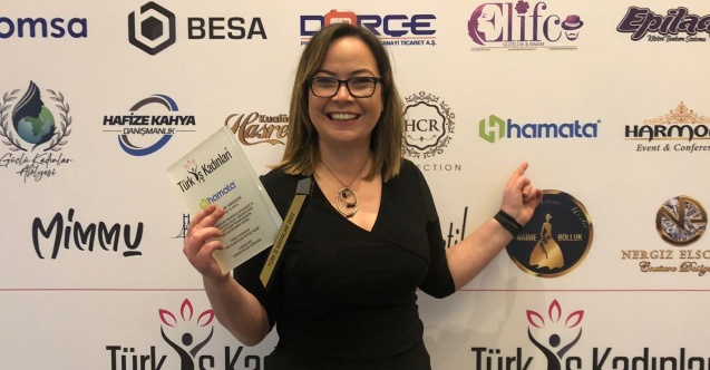 Dr. Hande Karagedik’e  Türk İş Kadınları Dergisi’nden Plaket