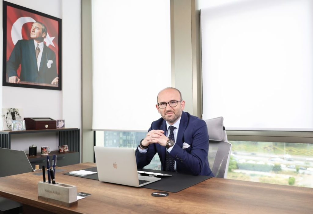 Omnilog entegrasyonunun yanı sıra TruKKer Kazakistan ofisimizin bölgedeki varlığı ve uzman ekibimizin iş birliği, diğer firmalardan ayrışmamızda önemli bir rol oynuyor. Profesyonel ve çözüm odaklı yaklaşımımız sayesinde, Kazakistan gibi zorlu bir bölgede dahi müşterilerimizin ihtiyaçlarına hızla yanıt veriyoruz. Standart havayolu teslimat süreleri genellikle kapıdan kapıya 5 günü bulurken, TruKKer olarak bu süreyi 3 güne indirerek fark yaratıyoruz. Hem yurtiçi taşımacılık operasyonlarımızı hem de hava kargo süreçlerimizi kendi altyapımız ve koordinasyonumuz ile yönetiyor olmamız da başarıda büyük bir etken. Müşterilerimize sunduğumuz bu hızlı, verimli ve güvenli hizmetle, teslimat süresini en aza indirirken, lojistik operasyonlarımızı sorunsuz ve verimli bir şekilde gerçekleştirmeyi hedefliyoruz” açıklamasında bulundu. 