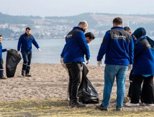 Kardemir Çelik TURMEPA iş birliğiyle Aliağa Sahili’ni temizledi