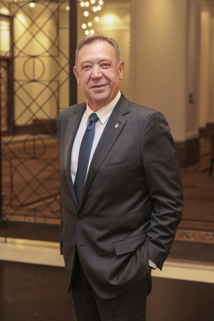 Türkiye enerji piyasasının “En Büyük Aile Buluşması” olan ve bu yıl 14’üncüsü düzenlenen Türkiye Enerji Zirvesi’nde konuşan Türkiye LPG Derneği Başkanı Eyüp Aratay, sektörün durumuna, yaşanan sorunlara ve gündemlerindeki başlıklara ilişkin açıklamalarda bulundu.
“Otogazda LPG tüketiminde 2’nci, istasyon ve LPG’li araç sayısında dünya lideriyiz”
Türkiye’nin yıllık 4,4 milyon ton tüketim ile küresel LPG sektörünün önemli oyuncalarından biri olduğunu vurgulayan Eyüp Aratay, şunları kaydetti:
“Türkiye, küresel LPG piyasasında dünyanın sayılı pazarlarından bir tanesi. Özellikle yıllık 3,5 milyon tonu bulan otogaz tüketimi ile Rusya’nın ardından dünya genelinde otogazda en fazla LPG tüketin ülke olarak ikinci sırada yer alıyoruz. Bugün dünya genelinde 79 bin LPG istasyon bulunuyor. Bu LPG istasyonlarının yaklaşık 10 bin 700’ü bizim ülkemizde yer alıyor. Yine dünya genelindeki 27 milyon adet LPG’li aracın yaklaşık 5 milyonu ülkemizde bulunuyor. Türkiye olarak gerek istasyon gerekse de LPG’li araç sayısında dünyada ilk sırada yer alıyoruz.
Türkiye LPG pazarı 2023’ü yükselişle kapattı, bu sene ise düşüş var
Türkiye LPG pazarı 2023 yılında satış anlamında iyi bir sene geçirdi. Enerji Piyasası Düzenleme Kurumu- EPDK’nın 2023 LPG Sektörü verilerine göre, Türkiye’de geçen bir önceki yıla oranla tüplü LPG satışında %1,48, dökme LPG satışında %66,135 ve otogaz satışın da %13,59’luk bir artış yaşandı. Genel itibariyle de LPG satışları toplamda %13,90 oranında arttı.
2024 yılında ise Ağustos ayı itibariyle satışlarda bir düşüş var. EPDK’nın açıkladığı 2024 yılı Ağustos ayı LPG raporuna göre, satış rakamları bir önceki yılın aynı ayı ile karşılaştırıldığında, tüplü LPG satışında %5,80, dökme LPG satışında %37,34 ve otogaz satışında da %3,67’lik bir azalma var. Yine Ağustos ayında bir önceki yılın aynı ayına göre toplam LPG satışında ise %5,21 azalma olmuş. Bu yılın Ocak-Ağustos dönemine itibariyle de bir önceki yılın aynı dönemine göre toplam LPG satışlarında %6,81’lik düşüş var. 
Yıl sonu için önümüzde hala önemli bir zaman dilimi var. Dağıtım şirketleri olarak her şartta Türkiye’nin 81 vilayetinde bayilerimizle birlikte kar-kış demeden kesintisiz bir şekilde müşterilerimize hizmet götürmeye devam ediyoruz. Bu hizmetimiz sırasında farklı nedenlerden dolayı açığa çıkan tüplerimiz oluyor ve bunların başka bir ticari faaliyet konu edilmemesi gerekiyor. Aksi takdirde bu durum, sektörümüze tüp tedariki konusunda zarar veriyor. Tüplerin takip edilmesine ilişkin karekod uygulaması konusunda ise sektörümüzün tüm paydaşlarıyla birlikte çalışıyor, çözüm üretmeye gayret ediyoruz.
Depremin sabahında bölgedeki en temel ihtiyaç LPG’ydi
Bugün Türkiye’nin enerji arz güvenliği altındaki sepette LPG sadece %3’lük bir paya sahiptir. Buna karşın krizler, depremler, savaşlar gibi konular gündeme geldiğinde, afetin yaşandığı o coğrafyada LPG %100’lük bir paya ulaşıyor. Diğer afetlerde de olduğu gibi Şubat 2023’teki büyük depremlerde daha afetin ilk sabahında bölgedeki en önemli temel ihtiyaç maddesi LPG’ydi. O gün deprem bölgesindeki insanlarımızın ihtiyacı olan LPG’yi bulabilmek için Türkiye genelinde bizler dahil herkes seferber oldu. Sektör olarak tüm zor şartlara rağmen tüplü LPG ve birlikte kullanabilecekleri ocak, katalitik soba gibi ürünlerle, depremin ilk saatleri itibari ile bölgedeki afetzedelerimizin yardımına koştuk. Ancak LPG’nin sadece afetlerde hatırlanacak bir ürün olmadığına inanıyoruz. Baktığımızda 2,1 milyon ton tüplü pazarı bugün 600 bin tona gelmiş durumda. Daralan pazarda yaşamaya gayret eden 6 bin bayi, bunların aileleri ve çalışanlarını da düşünürseniz yaklaşık 50 bin kişinin geçimini sağladığı bir pazardan bahsediyoruz. Sektörümüzün daha rantabl ve verimli kullanılabilmesi için gerekli destek ve düzenlemelerin yapılmasını talep ediyoruz. Çünkü LPG, varlığı çok kıymetli bir ürün olmasının yanında, aynı zamanda erişebilir, güvenilir ve sürdürülebilir yakıt olma konusunda da emsalsiz olan bir ürün. 
LPG’nin diğer yakıtlar ile karbon ayak izinin karşılaştırılmasını yapacağız
Bununla birlikte Türkiye’nin karbon azaltma politikaları noktasında Sayın Cumhurbaşkanımızın da önümüze koyduğu 2053 karbon Nötr hedefi var. Türkiye’nin bu yolculuğunda özellikle otogaz sektörünün taşımacılık alanındaki kullanımı sayesinde karbon ayak izinin azaltılmasında alternatif olarak çok ciddi bir pay alacağına inanıyoruz. LPG ülkemizin bu hedeflere yolculuğunda çok önemli bir alternatif yakıt olarak görev üstelenebilir. Çünkü karbon sıfır hedefine giden yolda bir geçiş yakıtı olarak hala LPG’nin bir alternatifi yok. Ayrıca Türkiye LPG Derneği olarak LPG’nin ne kadar temiz olduğuna ilişkin de Boğaziçi Üniversitesi’nden hocalarımızla birlikte bir çalışma gerçekleştiriyoruz. Şu anda çalışmanın ikinci aşamasındayız. Bu çalışma ile LPG’nin diğer potansiyel yakıtlar ile karbon ayak izinin karşılaştırılmasını yapacağız. Tamamlandığında bunu matematiksel olarak da rakamsal olarak da açıklayabilecek boyuta geleceğiz.”
