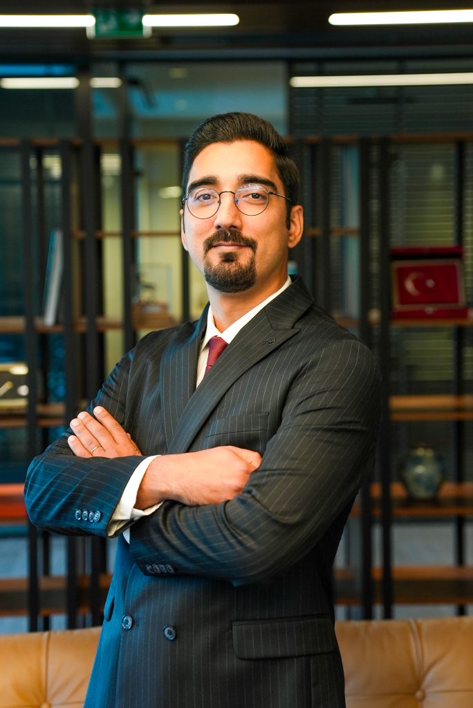 Veri merkezi endüstrisinin en prestijli etkinliklerinden biri olan Data Centre World Paris 2024, teknoloji dünyasının önde gelen isimlerini bir araya getirdi. Veri merkezi çözümleri, bulut teknolojileri ve enerji verimliliği gibi kritik konuların ele alındığı bu etkinlik, sektörün uzmanlarını ve yenilikçi fikirlerini buluşturma platformu oldu.
Türkiye’de 20 yılı aşkın bir süre önce başlattığı başarı hikayesini uluslararası arenada büyütmeye devam eden Boreas Teknoloji, Data Centre World Paris 2024’te katılımcılara özel çözümlerini tanıttı. Soğutma çözümleri, kabinet çözümleri ve mobil veri merkezi çözümleri olmak üzere üç ana kategoride sunduğu yüksek teknolojili ürünleriyle dikkatleri üzerine çekti.
Boreas Teknoloji, veri merkezlerinin 7/24 kesintisiz çalışma prensibine uygun, yüksek performanslı soğutma çözümleriyle etkinlikte büyük ilgi gördü.

Yarının Veri Merkezi Çözümlerine Katkı Sağlamaya Devam Ediyor

Ürünlerinin önemli teknoloji şirketlerinin veri merkezlerinde kullanıldığını vurgulayan Boreas Teknoloji’nin Veri Merkezleri Satış Müdürü Çağrı Akkaya, şu açıklamalarda bulundu:
“Boreas Teknoloji olarak, veri merkezi sektörünün ihtiyaç duyduğu ürünleri yüksek teknolojilerle üretiyor ve çözümlerimizi dünyanın dört bir yanına ulaştırıyoruz. Daha önceki yıllarda olduğu gibi, bu yıl da Data Centre World Paris’e katıldık. Etkinlikte yalnızca bugünün teknolojilerine değil, yarının veri merkezi çözümlerine de katkı sağladığımızı bir kez daha ortaya koyduk.
Ürünlerimiz, temel işlevlerinin ötesinde enerji verimliliği ve sürdürülebilirlik konularında da veri merkezlerini destekleyerek sektöre değer katıyor. Uluslararası fuarlarda yarattığımız sinerjiyle, sektörün diğer önemli oyuncularıyla bir araya gelmekten mutluluk duyuyor; iş birliklerini güçlendirme yolunda önemli adımlar atıyoruz.”
Data Centre World Paris 2024, veri merkezi teknolojilerinin geleceğini şekillendiren yenilikçi çözümler ve sektör oyuncularının katkılarıyla önemli bir buluşma noktası haline geldi. Bu prestijli etkinlikte, Boreas Teknoloji sunduğu dünya standartlarındaki ürünlerle yalnızca çözümlerini tanıtmakla kalmadı, aynı zamanda sektördeki geleceğin teknolojilerine yönelik vizyonunu da paylaştı.
Katılımcıların yoğun ilgisini çeken Boreas Teknoloji, veri merkezi sektörüne değer katan teknolojileri ve ileriye dönük bakış açısıyla geleceğin altyapılarını inşa etme konusundaki kararlılığını bir kez daha ortaya koydu.
