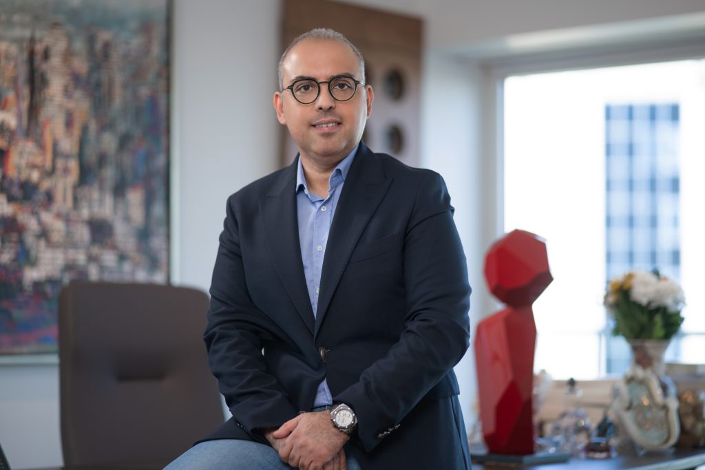 Türkiye'de cam alanında ilk tasarım merkezine sahip olan ve Avrupa’nın en büyük cam işleme kapasitesine sahip şirketleri arasında yer alan Çağdaş Cam, halka açılıyor. Halka arz Deniz Yatırım liderliğinde Borsa İstanbul Birincil Piyasa'da 11-12 Aralık 2024 tarihlerinde “Borsada Satış” yöntemiyle gerçekleştirilecek. Pay başına 20 TL sabit fiyatla gerçekleşecek arza CGCAM.HE koduyla katılım sağlanabilecek.

Çağdaş Cam’ın çıkarılmış sermayesinin 137 milyon TL’den 168 milyon TL’ye yükseltilmesi nedeniyle 31 milyon TL nominal değerli paylar sermaye artırımı, 11 milyon TL nominal değerli paylar ortak satışı şeklinde satışa sunulacak. Toplam 42 milyon TL nominal değerli payların halka arzının büyüklüğü 840 milyon TL olacak.

“Cari açığın azalmasına destek olarak ülke ekonomimize döviz girdisi sağlamayı sürdürmeyi hedefliyoruz”
Yaklaşık yarım asır önce bir hayalle başladıkları sanayi yolculuklarında bugün Avrupa’nın en büyük cam işleme kapasitesine sahip şirketlerden biri haline geldiklerini belirten Çağdaş Cam Yönetim Kurulu Üyesi Serdar Raşit Pirinç, “Kurulduğumuz günden bu yana gerçekleştirdiğimiz yatırımlarla üretim gücümüzü artırırken, hızla değişen müşteri taleplerine karşılık sürekli ürün portföyümüzü genişletmeye devam ediyor, organizasyon kabiliyetimizle geleceğin sorunlarına çözümler üretmeyi hedefliyoruz. Bugün Manisa OSB ve Aydın Kuyucak’ta yer alan fabrikalarımızda yaklaşık yıllık 7,1 milyon m2 cam işleme kapasitesine sahibiz. 2023 yılında ise yaklaşık 4,3 milyon m2 cam işledik. 2024 yılında ise yaklaşık 5 milyon m2 ve üzeri cam işleme hedefimiz bulunuyor. Yılı hedeflerimiz doğrultusunda büyüme ile kapatacağımızı öngörüyoruz. Nazilli OSB tesisimizde ise yıllık yaklaşık 37 bin ton ve üzeri cam satışı gerçekleştiriyoruz. Kuyucak fabrikamızda ağırlıklı olarak ev ve ticari beyaz eşya grubu camların işlemesini yapıyoruz. Bu fabrikamız ile Türkiye'de cam alanında tasarım merkezi olan ilk şirket unvanını aldık. Tasarım merkezimiz sayesinde beyaz eşya camlarında birçok yeni ürün geliştiriyor, sektöre değer katmayı hedefliyoruz. Manisa OSB’de enerji camları işlediğimiz fabrikamızın ise dünya standartlarında enerji camı işleyen ve sektörün ana oyuncularına hizmet veren önemli bir yatırım olduğuna inanıyoruz. Bu yatırımımız sayesinde ithalatı azaltarak cari açığın düşmesine destek olmayı ve ihracat yaparak ülke ekonomisine döviz girdisi sağlamayı sürdürmeyi hedefliyoruz” dedi.

“Katma değerli ürünler ve ihracatla büyümeyi hedefliyoruz”
İhracat odaklı büyüme stratejisi benimsediklerini ifade eden Pirinç, “Camın enerji verimliliği, güvenlik, estetik ve diğer özelliklerini iyileştirerek müşterilerimize en yüksek değeri sunmayı hedefliyoruz. Yüksek kaliteli, yenilikçi ve katma değerli ürün çeşitliliğini ve üretim hacmini artırarak rekabette kendimizi daha güçlü kılmayı amaçlıyoruz. Bu doğrultuda pazar trendlerini ve müşteri taleplerini yakından takip ediyor, yeniliklere göre ürün ve hizmetlerimize yön veriyoruz. Aynı zamanda Ar-Ge yatırımlarımıza da devam ediyoruz. Ürün gamımızı genişletmek de öncelikli hedeflerimiz arasında yer alıyor. Çağdaş Cam olarak, Türkiye için her açıdan stratejik öneme sahip olduğunu düşündüğümüz enerji sektörünün, en hızlı büyüyen alt kolları arasında yer alan güneş enerjisi santralleri alanındaki hızlı büyümeye ve teknolojik gelişmelere cevap verebilmek amacıyla proaktif davranarak pandemi şartlarına rağmen Manisa OSB’de yatırımımızı tamamladık ve devreye aldık. Dünyadaki benzer birçok tesisten farklı olarak 2 mm solar enerji camı işleyebilecek yetkinlikte bir üretim bandı oluşturduk ve böylece solar panel camlarında en yeni ürünleri sektörün hizmetine sunarak cari açığı azaltıcı katkı sağladığımıza inanıyoruz. Depolamalı GES lisanslarının artışına bağlı olarak ivme kazanacağını öngördüğümüz solar panel camların talebini de karşılamak için Manisa OSB’deki ek otomasyon yatırımımızı tamamladık. Özellikle beyaz eşya camlarında büyümeyi, tarımdaki gelişmelere paralel olarak sera camı işlemesini de arttıracağımızı öngörüyoruz. Yeni devreye girecek tesislerimiz ve kapasite artışımız ile ihracat odaklı büyüme stratejimizin daha da güç kazanacağına inanıyoruz” diye konuştu.

Son 12 ayda yaklaşık 1,9 milyar TL hasılat
Şirketin finansal durumuna ilişkin de açıklamalarda bulunan Pirinç, "2023 yılında yaklaşık 2,2 milyar TL hasılat elde ettik. 30.09.2024 itibarıyla son 12 aylık hasılatımız da yaklaşık 1,9 milyar TL seviyesine ulaştı. 2023’te yaklaşık 483 milyon TL FAVÖK elde ederken, son 12 ayda yaklaşık 494 milyon TL FAVÖK'e ulaştık. FAVÖK marjımız son 12 ayda yaklaşık %26, brüt kâr marjımız yaklaşık %30 oldu. Finansal borcumuzun ise oldukça sınırlı bir seviyede olduğunu değerlendiriyoruz. Halka arzdan elde edeceğimiz geliri finansal borç ödemesinde kullanmayacağız, yeni yatırımlarda değerlendirmeyi ve işletme sermayemizi güçlendirmeyi hedefliyoruz" dedi.

“Yeni yatırımlarla yaklaşık 100 bin m2 alanda faaliyetlerini sürdüren bir şirket olmayı hedefliyoruz”
Yatırımlara ilişkin de bilgi veren Pirinç, şöyle konuştu: “Bünyesinde beyaz eşya sektörünün önemli markalarını barındıran, lojistik avantajlara sahip, kendi enerjisini üretebilen Türkiye’nin önde gelen OSB’lerinden Manisa OSB’de yaklaşık 9 bin m2 ilave alanın kaba inşaatını tamamladık, şu an yükleme alanı ve depo olarak kullanıyoruz. Aynı lokasyonda 2022 yılında tahsisle satın aldığımız ve ödemeleri devam eden, yaklaşık 30 bin m2’lik bir arazimiz daha bulunuyor. Bu arazide Aralık 2024 itibarıyla ikinci fabrikamızın inşaatına başlamayı planlıyoruz. Halka arzdan elde edeceğimiz gelirin bir kısmını yeni fabrikamızın kurulması ve makina, ekipman yatırımlarında kullanmayı planlıyoruz. Yeni fabrikamız da devreye girdiğinde yaklaşık toplam 100 bin m2 alanda faaliyetlerini gerçekleştiren bir şirket haline gelmeyi hedefliyoruz. 

Manisa ve Nazilli fabrikalarımızın çatısında devreye aldığımız 3,7 MW'lık GES ile tükettiğimiz elektrik enerjisinin bir kısmını kendi ürettiğimiz yenilenebilir enerjiden karşılıyoruz. Yeni fabrikamızın da enerji ihtiyacını karşılamak aynı zamanda sürdürülebilirlik hedeflerimize katkı sağlamak için de çatı ve arazi üzeri GES planlıyoruz. Halka arz gelirinin bir kısmını ise bu yatırımımızda değerlendirmeyi hedefliyoruz.

Tüm tesislerimizin dijital altyapı ve servis sistemlerinin dönüşümü için de yatırımlar gerçekleştirmeyi planlıyoruz. Dijital dönüşüm sürecinde ERP, Machine learning ve yalın üretim metodolojisine önem veriyoruz. Tesislerimizi karanlık fabrikaya dönüştürmeyi hedefliyoruz. Böylece dünya çapında rekabet edebilecek ürün maliyet seviyelerimizi daha da iyileştirmeyi amaçlıyoruz.

“Hedeflerimize yatırımcılarımızla birlikte yürümek istiyoruz”
Çağdaş Cam olarak global cam tedarik zincirleri içerisinde lider cam işlemecilerinden biri olmayı hedefliyoruz. Bu hedefe ulaşmak için verimli üretim bantları, sürdürülebilir maliyet yapısı, hesap verebilir, şeffaf, kurumsal ve etik yönetim ilkeleri, çevik ve yüksek ölçekli arz kabiliyeti, bir iş kolunu başarılı yönetmek için gerek olan teknik ve beşeri alt yapıya sahip olduğumuza inanıyoruz. Bu yapımız sayesinde paydaşlarımıza değer katan bir şirket olmayı hedefliyoruz. Halka arzımızın da bize bu yolda ivme kazandıracak önemli bir eşik olduğuna inanıyoruz. Çağdaş Cam’ı fiyat odaklı değil, değer odaklı değerlendiren yatırımcılar ile hedeflerimize birlikte yürümek istiyoruz. Türkiye’yi camın geleceğine ortak yapmayı hedefliyoruz.”
