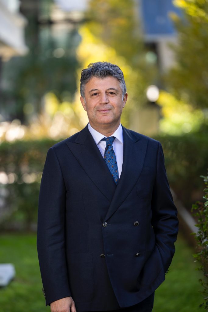 Dünyada inşaat sektöründe öne çıkan yöntemlerin başında “off-site construction”, yani ön üretimli inşaat olarak tanımlanabilen çelik binalar geliyor. Endüstriyel bir anlayışla inşa edilen çelik yapılar depreme karşı dayanıklı olmaları, hızlı inşa edilmeleri ve sürdürülebilir olmaları gibi avantajlarının yanında sağladıkları maliyet avantajıyla da dikkat çekiyor.
Türkiye’nin “off-site construction” yani “saha dışı yapı üretimi/ modüler inşaat” alanında faaliyet gösteren Consera, 2025’te yüzde 30 büyümeyi amaçlıyor. Zekeriyaköy bölgesinde, çelik yapı güvencesindeki ilk kentsel dönüşüm projesi olan Kuzeybükü’nü 2025 yılında bitirmeye hazırlanan firmanın hedefleri arasında konut üretim hacmini artırmak da bulunuyor.

“Hedefimiz yılda 10 bin konut üretmek”

Çelik yapı sektöründeki benzersiz geçmişlerinden ve 2,5 milyon metrekarelik deneyimlerinden güç aldıklarının altını çizen Consera Kurucusu ve Türk Yapısal Çelik Derneği Yönetim Kurulu Başkan Yardımcısı Melih Şimşek, “2024 bizler için oldukça iyi geçti. Geçtiğimiz yılda büyük bölümünü tamamladığımız; şehrin tüm olanaklarının yanı başında, güven içinde ve huzurlu Kuzeybükü Zekeriyaköy projemizi 2025’te tamamlayacağız. Yaklaşık 9.500 metrekare arsa alanı, 12 bin metrekareden fazla inşaat alanı olan, 7 blok 42 müstakil sıra evden oluşan ve Teğet Mimarlık tarafından tasarlanan projemiz, deprem açısından en güvenli bölgelerden birinde olmasının yanı sıra önemli lokasyonlara, denize ve ormana yakınlığıyla da örnek olarak gösterilecek bir proje.” dedi.
Melih Şimşek, “2025 hedeflerimiz arasında konut üretim hacmimizi genişletmek bulunuyor, diğer yandan faaliyet gösterdiğimiz şehir sayısını da artırmayı planlıyoruz. Bugün yıllık, 3 bin konut üretim hacmimiz var, hedefimiz yılda en az 10 bin konut üretmek. 2026’dan itibaren ise bölgesel büyümeyi hedefliyoruz. Özellikle hedefimizde İzmir ve Mersin var. Önümüzdeki dönemde konut finansmanının başlamasıyla sektör hacminin hızla genişlemeye başlayacağını düşünüyoruz. Ayrıca; Ataşehir, Pendik, Sarıyer ve Beykoz gibi İstanbul’un çeşitli ilçelerinde modüler inşaat yöntemini uyguladığımız kreş üretimlerine kısa süre önce başladık. 200-400 metrekare aralığında değişen, 2-3 ve 4 derslik tek katlı modüler yapılardan oluşan kreşlerin imalatını ortalama 90 günde tamamlamaktayız. 2025’te yine çelik ve modüler çelik sistemlerini kullanarak; sosyal konut ve çeşitli kentsel dönüşüm projelerini de hayata geçireceğiz.” şeklinde konuştu.
“Off-site construction bir endüstriye dönüşmeli”
Dünya Çelik Birliği (WSA) verilerine göre Türkiye’nin 2020 yılında dünyanın yedinci, Avrupa’nın ise birinci büyük çelik üreticisi olduğunu söyleyen Melih Şimşek, “Ülkemizde endüstriyel yapılarda çelik kullanımının 20 yılda yüzde 1’den 5’lere geldiği görülüyor. Ancak ne yazık ki konutlar için yeterli bir artış yaşanmadı. Çelik yapıların toplam binalara göre oranı konutlarda yaklaşık yüzde 0,5 artış ile yüzde 1,5’a ulaştı. İstanbul başta olmak üzere tüm şehirlerimizin hızla olası depremlere hazırlanması gerekiyor. Bunun için dünyada ortaya konulmuş formül ise niteliksiz yapıların yıkılıp yerlerine deprem dirençli yapıların inşa edilmesini amaçlayan ‘Kentsel Dönüşüm’. Her fırsatta off-site construction’ın yaygınlaşarak bir endüstriye dönüşmesinin gerekli olduğunun altını çiziyoruz. Bunun başlıca nedeni, başta ülkemiz vatandaşları olmak üzere herkes için güvenli mekânlar oluşturmak. Sürdürülebilir bir inşa ve yapı sistemini tüm ülkeye yayabilmek ve Türkiye inşaat sektörünün payını, gücünü dünya pazarında daha da arttırmayı amaçlıyoruz. Öngörüldüğü gibi önümüzdeki yıl ekonomik koşulların iyileşmesi durumunda, konut ihtiyacının kısa vadede karşılanmasının önünü açacak modüler çelik konut yapımı; inşaat yapıcıları ile çelik yapı üreticilerinin el ele vererek sektöre canlılık getirecekleri çok önemli bir konu.” açıklamasında bulundu.
“Senede 300 bin deprem dirençli modüler çelik konut üretilebilir”
Yapısal çelik sektörünün yılda en az 300 bin konut üretebilecek altyapıya sahip olduğunu belirten Şimşek, “Senede 300 bin deprem dirençli modüler çelik konut üretebilmek için yaklaşık 3 milyon ton çelik yassı ürün, çelik profil ve haddelenmiş profile ihtiyaç var. Ülkemizin tüm bu ihtiyacı karşılayacak çelik malzeme üretimine sahip olduğunun altını çizmek isterim. Ayrıca, bu miktarda bir üretim gerçekleştirmek için yaklaşık 72 bin mavi yaka insan kaynağına ihtiyacımız bulunmakta, bu da büyük miktarda bir istihdam yaratmak anlamına geliyor. Çelik yapıların gelişip yaygınlaşması için kamuya da büyük iş düşüyor. Kamu, çelik yapıların gelişimi ve kullanımı teşvik ederek bu konuya destek olabilir.” dedi.
“Çelik yapılar pahalı değil”

Çelik yapıların pahalı, betonarme yapıların ise daha ucuz olduğu görüşünün hatalı bir yaklaşım olduğunun altını çizen Şimşek, “Çelik yapıların ‘pahalı’ olduğu konusu kesinlikle doğru değil, 3 kat daha hızlı, daha hafif, daha verimli olan, sadece bir yapının taşıyıcı sistemi payı yüzde 20’nin içinde bulunan bir yapıya pahalı denebilmesi mümkün değil. ‘Çelik yapılar pahalıdır’, ‘Çelik yapıları inşa edecek yeterli insan kaynağımız ve tesisimiz yok’ gibi bilim ve gerçeklerden uzak birçok önyargı hâlâ varlığını sürdürüyor. Çelik yapıların yaygınlaşmasıyla deprem dirençli evlere sahip olurken, işletme maliyetlerinde de en az yüzde 50 avantaj sağlanabilir. Bu tipteki yapılar daha hızlı üretildiklerinden yatırım geri dönüş süresi avantajı sağlıyor. Geleneksel yapım yöntemlerine göre daha kolay denetim ve maliyet kontrolüne sahip olan bu yapılar daha uzun kullanım ömrü sunuyor ve geri dönüşümlü oldukları için tekrar tekrar kullanılabiliyor.” şeklinde sözlerini sürdürdü.
