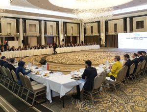 Bakan Bayraktar TÜREB İstişare Toplantısı’nda Sektör Temsilcileri ile Bir Araya Geldi