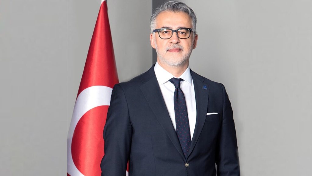 Fuzul Holding’in teknoloji alanındaki iştiraki Fuzul Tech, Yıldız Teknik Teknopark’taki varlığıyla farklı sektörlere yönelik inovatif projeler geliştirmeye devam ediyor. 70 kişilik uzman ekibiyle teknoloji alanındaki dönüşüme öncülük eden şirket, dijitalleşme süreçlerini hızlandıran projeler geliştiriyor. Teknoloji ve dijital dönüşüm süreçlerinin giderek daha fazla sektöre entegre olduğu günümüzde, teknokent ekosistemlerinin sunduğu Ar-Ge desteği, akademik iş birlikleri ve regülasyon süreçlerine uyumluluk avantajları, şirketlerin yenilikçi çözümler geliştirmesi açısından kritik bir rol oynuyor. Fuzul Holding Finansal İştirakler Grup Başkanı Mehmet Akif Eroğlu, bu dönüşümün önemine vurgu yaparak şunları söyledi:
“Teknoloji artık sadece belirli sektörlerle sınırlı bir araç değil; iş dünyasının, günlük hayatın ve küresel ekonominin merkezine yerleşen bir dönüşüm gücü haline geldi. Dijitalleşme, yapay zeka, büyük veri ve güvenlik teknolojileri, hem finans hem de perakende, gayrimenkul, sağlık ve mobilite gibi birçok sektörde iş yapış biçimlerini yeniden şekillendiriyor. Teknokent ekosistemleri, bu dönüşümün hızlanmasını sağlayan merkezler olarak öne çıkıyor. Akademik araştırmalara erişim, sektör profesyonelleriyle iş birlikleri ve regülasyon süreçlerine yönelik sağlanan destek, şirketlerin yenilikçi ve sürdürülebilir çözümler üretmesini kolaylaştırıyor.”
Fuzul Tech, Fuzul Holding bünyesindeki iştiraklere teknoloji desteği sağlayarak yapay zeka destekli güvenlik çözümleri, veri analitiği, açık bankacılık entegrasyonları ve dijital platform altyapıları gibi alanlarda kapsamlı çalışmalar yürütüyor. 70 kişilik ekibiyle inovasyonu destekleyen şirket, bu doğrultuda, Fuzul Holding’in finansal teknoloji alanındaki iştiraklerinden biri olan Rubikpara için de yapay zeka destekli güvenlik çözümleri geliştiriyor. Finansal güvenliğin giderek daha kritik hale geldiğine dikkat çeken Mehmet Akif Eroğlu, Rubikpara’nın dijital ödeme altyapısını daha güvenli ve verimli hale getirmek için yapay zeka tabanlı dolandırıcılık tespit sistemleri, işlem güvenliği çözümleri ve veri analitiği tabanlı risk yönetimi gibi alanlarda çalışmaların sürdüğünü belirtti.

“Geleceğin Teknolojilerini Bugünden Şekillendiriyoruz”

Teknolojinin artık tüm iş süreçlerinin merkezinde yer aldığını belirten Mehmet Akif Eroğlu, Fuzul Tech’in bu doğrultuda attığı adımları şöyle özetledi:

“Dijital çağda rekabet edebilmek için yalnızca teknolojiyi takip etmek yeterli değil, aynı zamanda onu doğru alanlarda etkin bir şekilde kullanmak gerekiyor. Teknoloji odaklı iş modelleri geliştirmek, müşteri beklentilerine uygun çözümler üretmek ve güvenlik standartlarını en üst seviyeye çıkarmak, şirketlerin sürdürülebilir büyümesi için kritik öneme sahip. Biz de Fuzul Tech olarak, geleceğin teknolojilerini bugünden şekillendirmeye odaklanıyor ve teknokent ekosisteminin sunduğu imkânlarla bu dönüşümü hızlandırıyoruz.”

