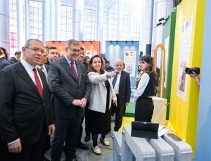 Doğal Taşa Hayat Veren Genç Tasarımcılar Ödüllerini Aldı