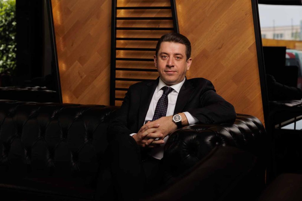 Ağır yük kaldırma ve proje taşımacılığı alanında dünyanın önde gelen sayılı firmalarından biri olarak sektörün en büyük ihtiyaçlarından biri olan yetişmiş insan kaynağı için de öncü adımlar attıklarını belirten Hareket Proje Taşımacılığı ve Yük Mühendisliği CEO’su Abdullah Altunkum, “Hareket olarak, özel uzmanlık ve mühendislik deneyimi gerektiren sektörlerinden birinde faaliyet gösteriyoruz.  Yük mühendisliği ve proje taşımacılığı alanında yetişmiş uzman çalışan sayısının sınırlı olması, sektöre katma değer sağlayacak profesyonellerin istihdam edilmesini de zorlaştırıyor. Bu nedenle, sektörün köklü ve öncü şirketlerinden biri olarak, 2022 yılında geleceğin liderlerini yetiştirme vizyonuyla kurduğumuz Hareket Akademi bünyesinde, sektörde bir ilk olma özelliği taşıyan Vinç Operatörlüğü Yetiştirme Programı’nı hayata geçirdik” dedi.

Verdikleri eğitimle sektörün geneli için de değer yarattıklarını ifade eden Altunkum, “Vinç Operatörü Yetiştirme Programı; bu alanda kariyer yapmayı hedefleyerek sektöre adım atmak isteyen kişilerin katılımına açık şekilde tasarlandı. 2024 yılında 75 katılımcıyla başlattığımız program kapsamında geleceğin vinç, SPMT ve hidrolik operatörlerini yetiştirmeyi hedefledik. 2025 yılının başında ise, programa katılan 65 kişinin eğitimi başarıyla tamamlayarak sertifikalarını almasını ve sektöre nitelikli profesyoneller olarak kazandırılmasını sağladık. Ağır yük kaldırma ve proje taşımacılığı alanında her proje, özel çözümler ve terzi usulü bir yaklaşım gerektirir. Bu eğitim programını sektördeki diğer eğitim programlarından ayıran en önemli unsurlardan biri ise, katılımcıların yalnızca teorik bilgiyle değil, aynı zamanda kapsamlı uygulamalı eğitimlerle sahada doğrudan deneyim kazanmasıdır. Böylece mezun olan adaylar sektöre yalnızca bilgiyle değil aynı zamanda uygulama tecrübesiyle adım atıyor” dedi. 

Hareket Akademi ile bugüne kadar 981 kişiye mesleki eğitim verdiklerini söyleyen Altunkum, “Teknolojik altyapımızla eğitim sürecini sürekli destekliyoruz. Dijital eğitim platformumuz LMS sayesinde katılımcılar, eğitim içeriklerine her an ulaşabiliyor. Bunun bir göstergesi olarak 645 çalışanımızdan 562’si en az bir eğitim modülünü tamamladı ve bu sayede %87’yi aşan bir katılım oranına ulaştık. İşlerimizin hatasız şekilde sürdürülebilir olması yetkin insan kaynağımızın bilgi ve tecrübesini artırmasıyla mümkün oluyor. Hareket Akademi, yalnızca mesleki donanımı değil aynı zamanda kişisel yetkinlikleri de güçlendiren kapsamlı bir platform. Bu platformu daha da geliştirerek global liderlik hedeflerimiz doğrultusunda kararlı ve emin adımlarla yürümeye devam etmek istiyoruz” dedi.

Öğrenme Sürecinde Gerçek Saha Deneyimi
Sektöre özel uygulamalı içeriklerle şekillenen eğitim programları kapsamında; Öncü Eğitimi, Sapancı İşaretçi Eğitimi, Kaynak, Hidrolik, Sapan ve Lashing (Yük Bağlama), Yağ, Motor, Akü ve Lastik Eğitimleri, Vinç ve SPMT Operatörlüğü, Pnömatik, Lowbed ve 5S gibi pek çok teknik konuda kapsamlı eğitimler sunuluyor. Bugüne kadar 588 kişiye teknik, 393 kişiye ise kişisel ve yönetsel gelişim desteği sağlayan Hareket Akademi, sektör çalışanlarının kariyer yolculuklarını daha sağlam adımlarla sürdürmelerine olanak tanıyor. Öğrenme sürecini gerçek saha deneyimiyle buluşturarak ayırt edici bir özelliğe sahip olan Hareket Akademi’de, gerçek projelerde aktif rol alan saha uzmanları, iç eğitmen olarak bilgi ve deneyimlerini ekip arkadaşlarına aktarıyor. Bu sayede bilgi transferi yalnızca teorik değil, doğrudan uygulamaya dayalı ve güvenilir bir şekilde gerçekleşerek kalıcı hale geliyor. 

Hareket Akademi, katılımcıların kişisel gelişimine de odaklanıyor. İletişim, zaman yönetimi, liderlik, analitik düşünme ve problem çözme gibi yetkinlik alanlarında verilen eğitimler bireysel gelişimi destekliyor ve genel verimliliği artırıyor.

Düzenli olarak yapılan departman müdürleri toplantıları sayesinde eğitim ihtiyaçları doğrudan sahadan toplanıyor, stratejiler birlikte şekillendiriliyor. Bu yapı, gelişim süreçlerinin Hareket genelinde sahiplenilmesini ve sürdürülebilir bir vizyonla yönetilmesini sağlıyor.

Hareket Akademi, bugün geldiği noktada; sürdürülebilir öğrenme modeli, güçlü dijital altyapısı ve iç eğitmen yapısıyla yalnızca şirket içinde değil, sektörde de örnek alınan bir sistem sunuyor. Hareket, bu yapı sayesinde globalleşme yolundaki hedeflerine yetkin, donanımlı ve sürekli gelişen bir çalışan profiliyle yürüyor.

Hareket Proje Taşımacılığı ve Yük Mühendisliği Hakkında
