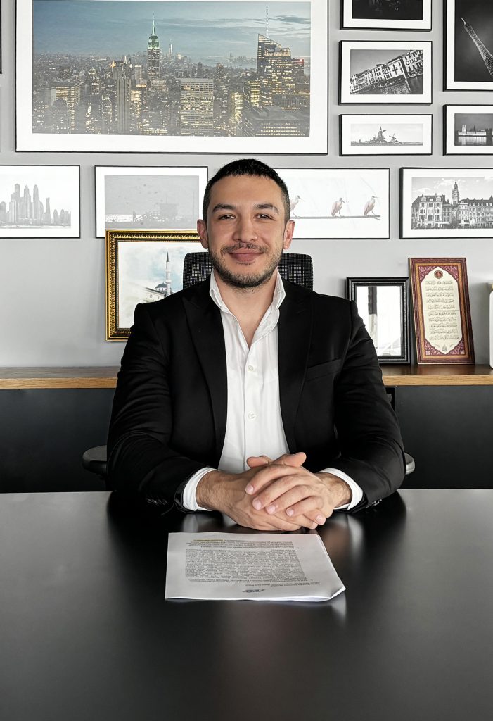 Dünya genelinde ve Türkiye’de hızla artan atık lastik miktarı, çevresel sürdürülebilirlik açısından kritik bir sorun olarak öne çıkıyor. Yakılarak bertaraf edilen lastikler zehirli gaz salınımına neden olurken, doğada kontrolsüz şekilde bırakıldığında uzun yıllar çözünmeden toprak ve su kaynaklarını tehdit ediyor. Bu sorunun çözümünde geri dönüşüm süreçleri büyük önem taşırken, AKO Grup sıfır atık yaklaşımı doğrultusunda hayata geçirdiği yatırımlarla çevreye duyarlı üretim anlayışını güçlendiriyor. 

AKO ÖTL Geri Dönüşüm Tesisi’nde geri dönüştürülen atık lastiklerden elde edilen kauçuk ve çelik gibi nitelikli ham maddeler yeniden ekonomiye kazandırılıyor. Bu süreç hem enerji tasarrufu sağlıyor hem de ithal hammadde ihtiyacını azaltarak ülke ekonomisine katkı sunuyor.

Türkiye’nin atık lastik yüküne sürdürülebilir bir çözüm getiriyor
AKO Grup, Ömrünü Tamamlamış Lastik (ÖTL) Geri Dönüşüm Tesisi ile atık lastiklerin çevreye verdiği zararı en aza indirmeyi hedefliyor. Toplamda 80 bin metrekare açık, 21 bin metrekare kapalı alana sahip tesis, yıllık 75 bin ton atık lastiği geri dönüştürme kapasitesiyle Türkiye’de bir yılda oluşan lastik atığının yaklaşık dörtte birini bertaraf edebiliyor. 

Yaklaşık 30 milyon dolarlık yatırımla hayata geçirilen tesis, Sıfır Atık Projesi’ne sağladığı katkının yanı sıra karbon salınımının azaltılmasında da önemli bir rol üstleniyor. Tesisin tam kapasiteyle faaliyete geçmesiyle yıllık 834 bin ton karbon salınımının önlenmesi mümkün hale gelirken, bu miktar yaklaşık 250 bin ağacın bir yılda sağladığı karbon azaltımına eşdeğer bir etki yaratıyor. 

“Sıfır atık yaklaşımını stratejik bir sorumluluk olarak görüyoruz”
AKO Grup Yönetim Kurulu Üyesi Safa Özcan, konuya ilişkin değerlendirmesinde şu ifadeleri kullandı: “Çevresel sorumluluğu, iş yapış şeklimizin ayrılmaz bir parçası olarak görüyoruz. Ömrünü Tamamlamış Lastik Geri Dönüşüm Tesisi, AKO Grup’un sıfır atık ve sürdürülebilirlik hedeflerinin somut bir göstergesidir. Bu tesisle hem çevresel riskleri azaltıyor hem de atıkları ekonomik değere dönüştürerek ülkemize katkı sağlıyoruz. Gelecek nesillere daha yaşanabilir bir çevre bırakmak için yatırımlarımızı kararlılıkla sürdürüyoruz.”
