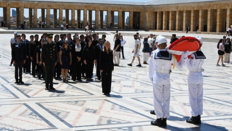 TİKAV, Bursiyerleri ile Anıtkabir’e Saygı Ziyaretinde Bulundu